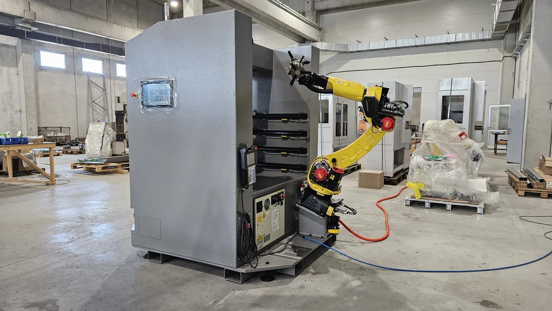 Mobiles FANUC-Robotersystem vor einer CNC-Werkzeugmaschine